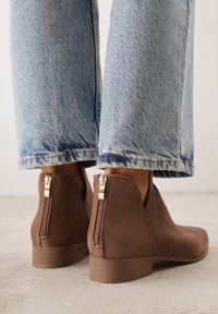 Renee - Brązowe Płaskie Botki Vices z Ażurową Cholewką Ozdobione Wycięciem Selanis. Okazja: na spotkanie biznesowe. Kolor: brązowy. Materiał: jeans. Szerokość cholewki: normalna. Wzór: ażurowy, aplikacja. Styl: biznesowy #5