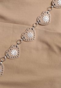 Renee - Beżowe Spódnico-Szorty z Metalicznymi Sercami przy Łańcuszku Meztila. Kolor: beżowy #7