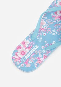 Renee - Niebieskie Japonki Basenowe z Ozdobną Wkładką w Kwiaty Metone. Okazja: na co dzień. Kolor: niebieski. Wzór: kwiaty. Sezon: lato. Styl: wakacyjny, casual #2