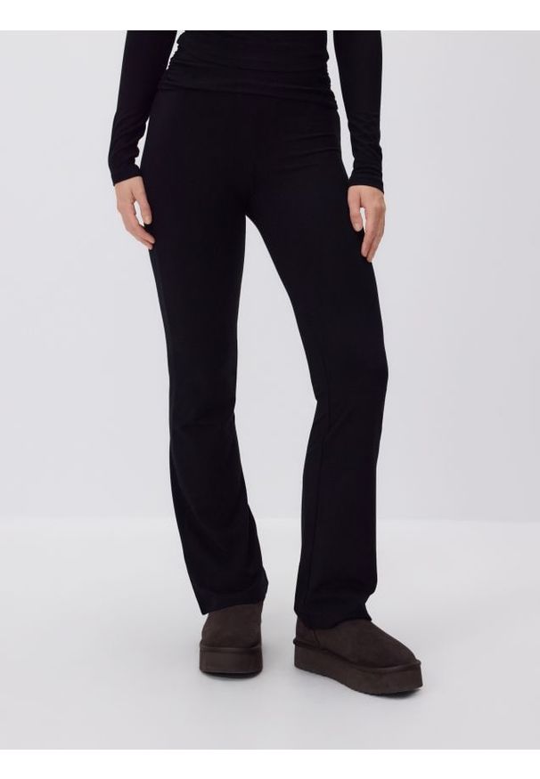 Reserved - Spodnie z rozszerzanymi nogawkami - czarny. Kolor: czarny. Materiał: wiskoza, dzianina