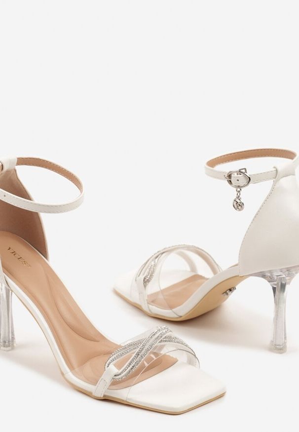 Born2be - Białe Sandały na Szpilce Vices z Transparentną Cholewką i Cyrkoniami Edionisea. Okazja: na co dzień. Zapięcie: sprzączka. Kolor: biały. Materiał: materiał, jeans. Obcas: na szpilce. Styl: casual