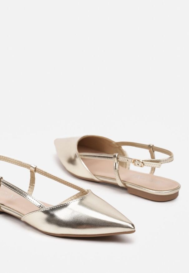 Renee - Złote Sandały Typu Slingback Ozdobione Paskami Nonariel. Okazja: na imprezę. Zapięcie: pasek. Kolor: złoty. Materiał: jeans. Wzór: aplikacja. Obcas: na obcasie. Styl: wizytowy. Wysokość obcasa: niski
