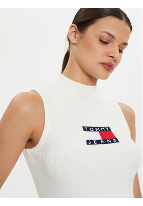 Tommy Jeans Sukienka dzianinowa Center Flag DW0DW18607 Écru Slim Fit. Materiał: syntetyk