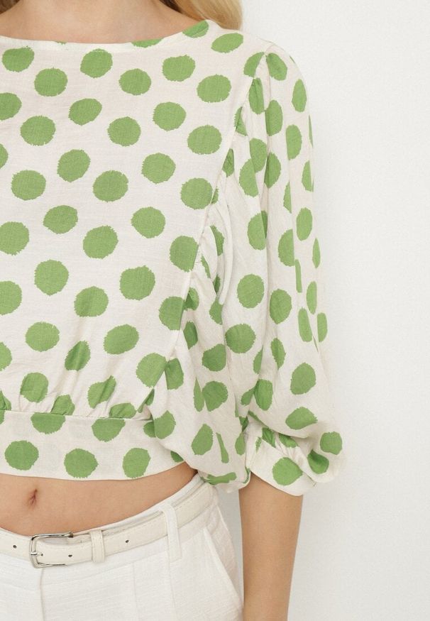 Born2be - Biało-Zielona Wiskozowa Bluzka z Rękawami Nietoperz Wiązana na Dole w Kropki Divesse. Okazja: na co dzień. Kolor: zielony. Materiał: wiskoza. Długość: długie. Wzór: kropki. Styl: casual, elegancki