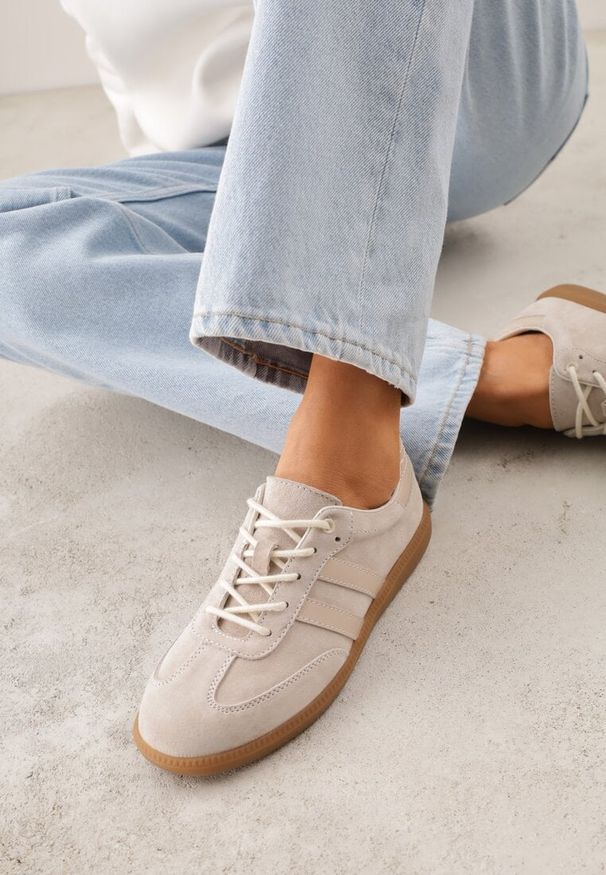 Renee - Beżowe Płaskie Sneakersy ze Skóry Naturalnej z Ozdobnymi Paskami Nelarielis. Okazja: na spacer, na co dzień. Zapięcie: pasek. Kolor: beżowy. Materiał: skóra. Wzór: paski. Sport: turystyka piesza