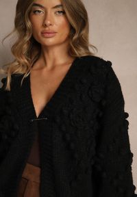 Renee - Czarny Niezapinany Kardigan z Ozdobnymi Pomponami Besinia. Okazja: na co dzień. Kolor: czarny. Materiał: wiskoza, jeans, wełna. Styl: elegancki, casual #3