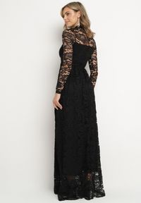 Born2be - Czarna Rozkloszowana Sukienka z Koronki ze Stójką i Gumką w Talii Delaviae. Okazja: na imprezę. Typ kołnierza: kołnierzyk stójkowy. Kolor: czarny. Materiał: koronka. Wzór: koronka. Styl: elegancki #4
