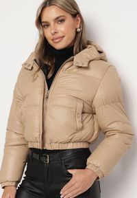 Born2be - Ciemnobeżowa Kurtka Pikowana o Krótkim Fasonie z Kapturem Tinthella. Okazja: na spacer, na co dzień. Typ kołnierza: kaptur. Kolor: beżowy. Materiał: jeans. Długość: krótkie. Wzór: aplikacja. Styl: casual, elegancki #1