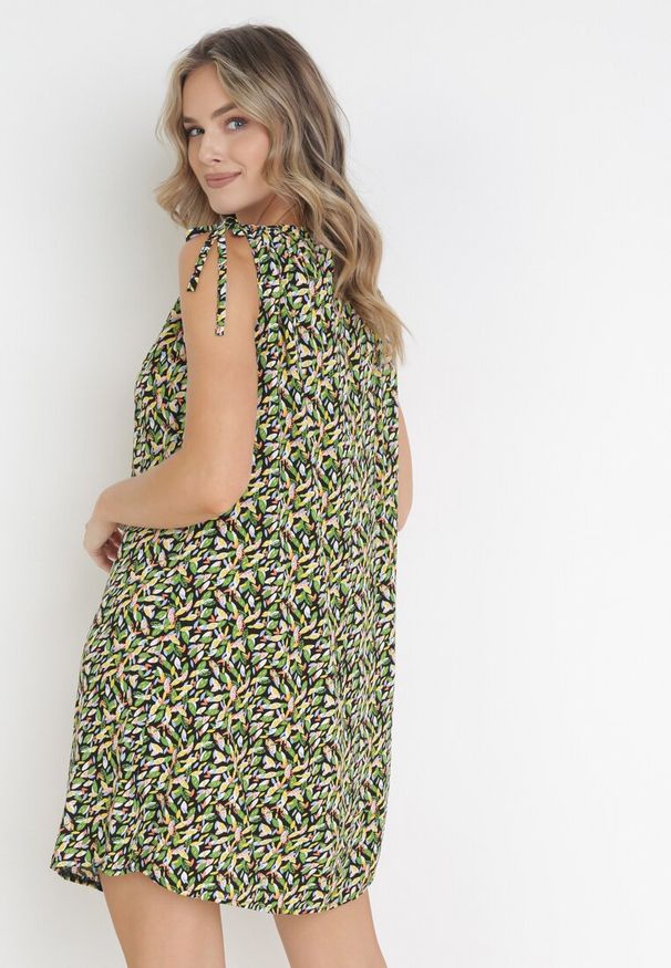 Born2be - Zielono-Czarna Trapezowa Sukienka z Wiskozy ze Ściągaczami na Ramionach Dorthi. Kolor: zielony. Materiał: wiskoza. Sezon: lato. Typ sukienki: trapezowe