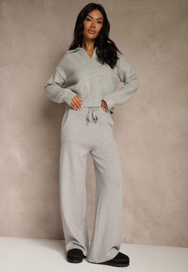 Renee - Szare Szerokie Spodnie Dzianinowe Ozdobione Sznurkami Meretusa. Okazja: na co dzień, do pracy, na spotkanie biznesowe. Stan: podwyższony. Kolor: szary. Materiał: dzianina. Wzór: aplikacja. Styl: biznesowy, klasyczny, casual