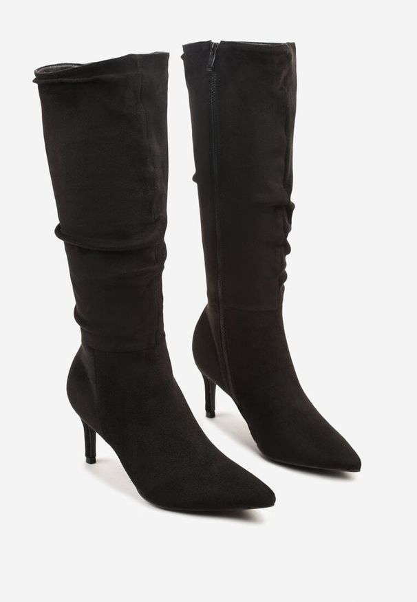 Renee - Czarne Marszczone Kozaki z Imitacji Zamszu na Obcasie Typu Szpilka Rilavira. Okazja: na co dzień. Kolor: czarny. Materiał: zamsz. Obcas: na obcasie. Styl: elegancki, casual. Wysokość obcasa: średni
