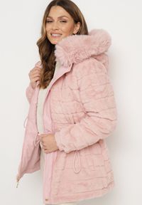 Born2be - Różowa Dwustronna Kurtka Parka z Odpinanym Kapturem i Futrzaną Podszewką Zinnalea. Okazja: na spacer. Kolor: różowy. Materiał: futro. Wzór: gładki. Styl: elegancki #2