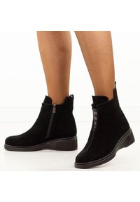 Czarne zamszowe skórzane botki damskie T.Sokolski Z25-69. Okazja: na co dzień. Nosek buta: okrągły. Kolor: czarny. Materiał: zamsz, skóra. Szerokość cholewki: normalna. Sezon: zima, jesień. Obcas: na koturnie. Styl: klasyczny, casual, elegancki #1
