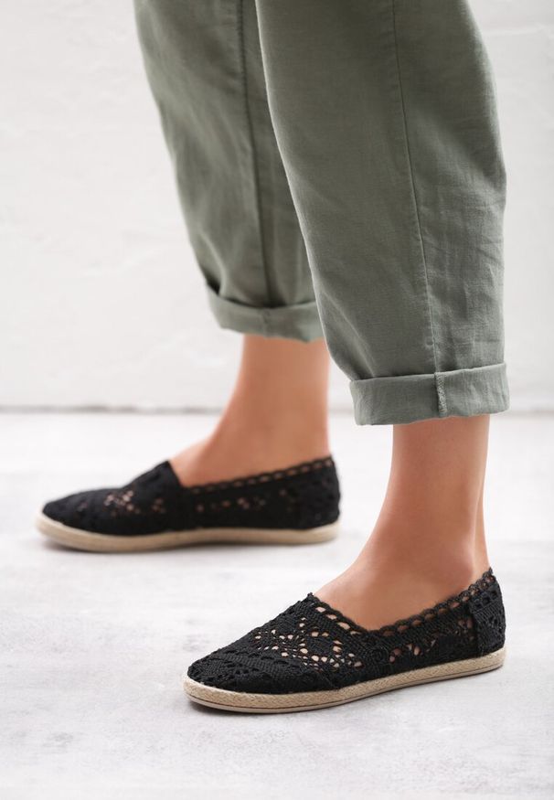 Born2be - Czarne Ażurowe Espadryle na Podeszwie z Plecionki Satisfyingly. Nosek buta: okrągły. Zapięcie: bez zapięcia. Kolor: czarny. Szerokość cholewki: normalna. Wzór: ażurowy. Wysokość cholewki: przed kostkę. Materiał: jeans, materiał, koronka. Obcas: na płaskiej podeszwie. Styl: boho