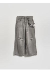 Reserved - Jeansy super wide leg z łańcuszkiem - jasnoszary. Kolor: szary #1