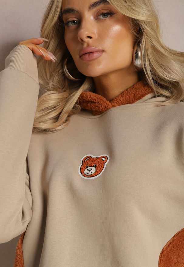 Renee - Beżowa Bluza z Bawełny z Ozdobną Naszywką z Misiem i Polarowym Kapturem Hecatia. Typ kołnierza: kaptur. Kolor: beżowy. Materiał: polar, bawełna. Wzór: aplikacja