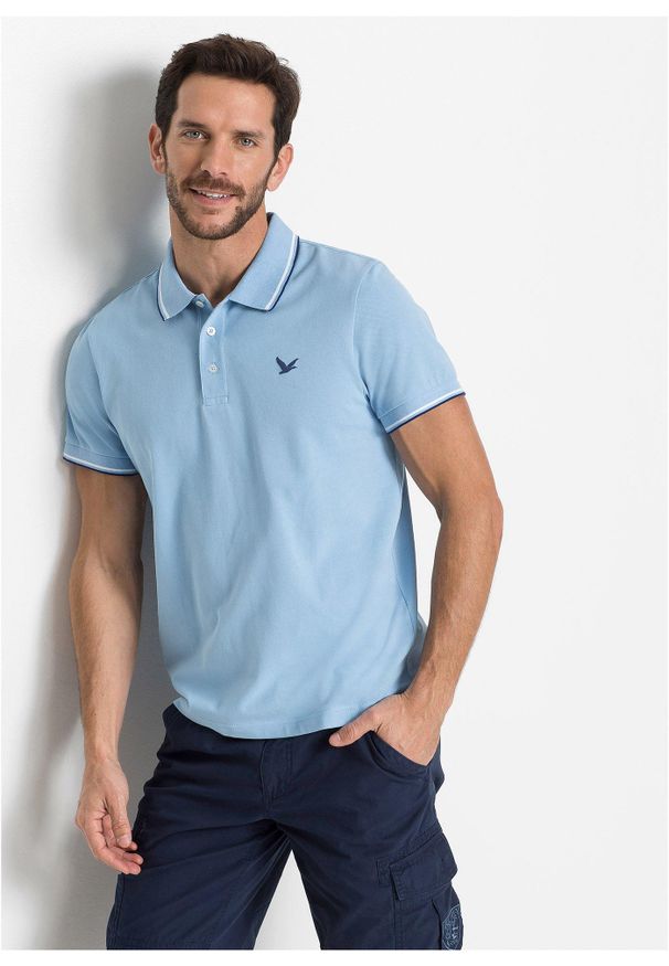 bonprix - Koszulka polo z czystej bawełny organicznej piqué. Typ kołnierza: polo. Kolor: niebieski. Materiał: bawełna. Długość rękawa: krótki rękaw. Długość: krótkie. Wzór: nadruk. Styl: sportowy