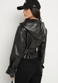 Born2be - Czarna Krótka Kurtka Typu Trencz z Imitacji Skóry z Kapturem i Wiązanym Paskiem Nilianiela. Okazja: na co dzień. Typ kołnierza: kaptur. Kolor: czarny. Materiał: skóra. Długość: krótkie. Wzór: paski. Styl: klasyczny, casual, elegancki #4