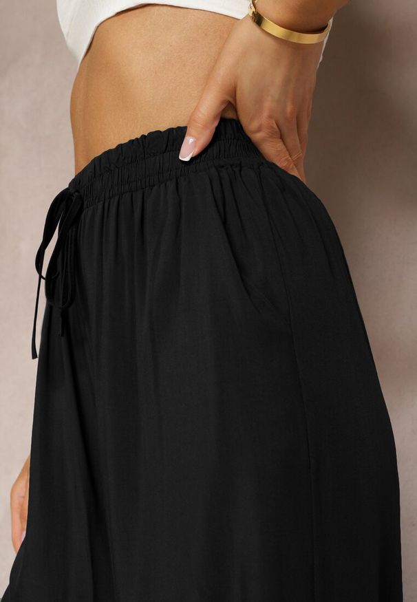 Renee - Czarne Spodnie z Bawełny Typu Palazzo z Gumką w Talii Fieana. Okazja: do pracy, na spacer, na spotkanie biznesowe. Kolor: czarny. Materiał: bawełna. Styl: biznesowy