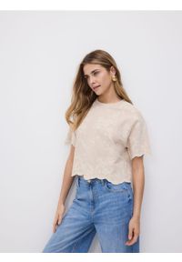 Reserved - T-shirt z ozdobnym haftem - beżowy. Kolor: beżowy. Materiał: dzianina, bawełna. Wzór: haft