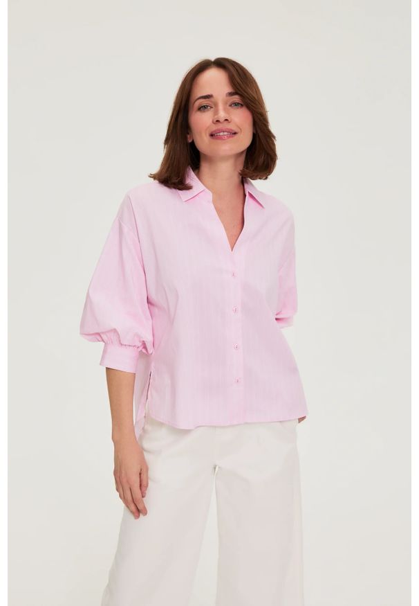 MOODO - Koszula w paski z bufiastymi rękawami różowa. Kolor: różowy. Materiał: bawełna, elastan, poliester. Wzór: paski
