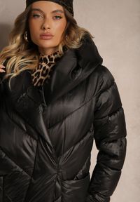 Renee - Czarna Pikowana Kurtka o Asymetrycznym Kroju z Kapturem Hedirani. Okazja: na co dzień. Typ kołnierza: kaptur. Kolor: czarny. Materiał: jeans. Styl: elegancki, casual #5