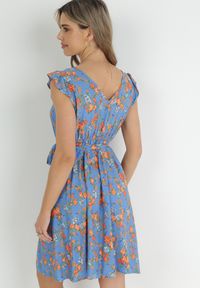 Born2be - Niebieska Sukienka z Gumką w Pasie z Wiskozy w Kwiaty Chrysa. Typ kołnierza: kołnierz z falbankami. Kolor: niebieski. Materiał: wiskoza. Wzór: kwiaty #4