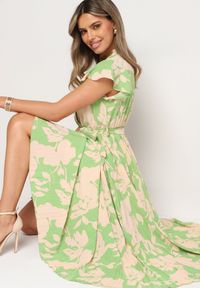 Born2be - Zielono-Beżowa Plisowana Koktajlowa Sukienka z Kopertowym Dekoltem Paskiem i Gumką w Talii Anelsea. Okazja: na spacer, na imprezę. Typ kołnierza: dekolt kopertowy. Kolor: zielony. Długość rękawa: krótki rękaw. Wzór: aplikacja. Typ sukienki: kopertowe. Styl: wizytowy #1