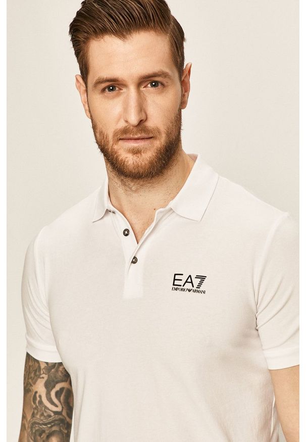 EA7 Emporio Armani - Polo. Okazja: na co dzień. Typ kołnierza: polo. Kolor: biały. Materiał: dzianina. Długość: krótkie. Styl: casual