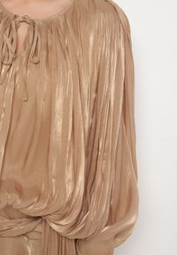 Born2be - Brązowa Sukienka o Bufiastym Kroju z Falbanami Trenem i Wiązaniem Lunalina. Kolor: brązowy. Styl: klasyczny, elegancki #7