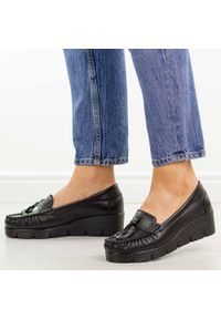 Czarne skórzane mokasyny damskie Vinceza 39990. Okazja: na spacer, na co dzień. Nosek buta: okrągły. Kolor: czarny. Materiał: skóra. Szerokość cholewki: normalna. Sezon: wiosna, jesień, lato. Obcas: na koturnie. Styl: casual, elegancki, klasyczny #1