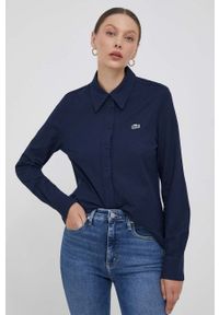 Lacoste koszula bawełniana damska kolor granatowy regular z kołnierzykiem klasycznym. Typ kołnierza: kołnierzyk klasyczny. Kolor: niebieski. Materiał: bawełna. Długość rękawa: długi rękaw. Długość: długie. Styl: klasyczny #4