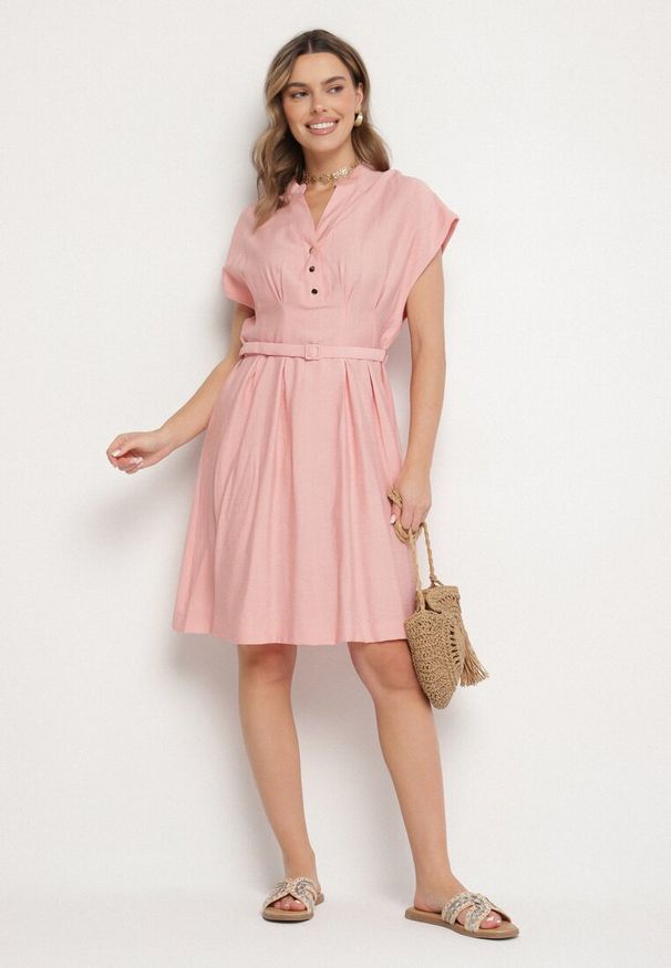 Born2be - Różowa Sukienka z Wiskozy o Rozkloszowanym Kroju z Paskiem Sepina. Okazja: na co dzień. Typ kołnierza: dekolt w serek. Kolor: różowy. Materiał: wiskoza. Długość rękawa: krótki rękaw. Wzór: aplikacja. Sezon: lato. Styl: klasyczny, casual, elegancki