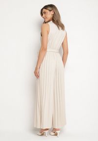 Born2be - Beżowy Kombinezon Taliowany z Dekoltem V i Paskiem z Guzikami Fillara. Okazja: na co dzień. Kolor: beżowy. Długość rękawa: długi rękaw. Długość: długie. Styl: klasyczny, casual, elegancki #4