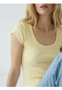 Sinsay - Bawełniana koszulka basic - żółty. Kolor: żółty. Materiał: bawełna #1