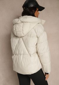 Renee - Biała Kurtka Puffer z Pikowaniem Kapturem i Kieszonką przy Rękawie Galeida. Okazja: na co dzień, na spacer. Kolor: biały. Materiał: jeans. Długość: krótkie. Styl: casual