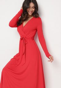 Born2be - Czerwona Sukienka Kopertowa z Wiskozą Wiązana w Talii Drestalia. Okazja: na co dzień. Typ kołnierza: dekolt w kształcie V. Kolor: czerwony. Materiał: wiskoza. Długość rękawa: długi rękaw. Typ sukienki: kopertowe. Styl: casual, klasyczny #5