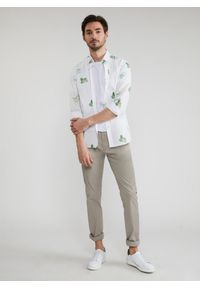 Pako Lorente - PAKO LORENTE – Biała koszula męska w zielone ryby P22SF-1X-028-B-S. Typ kołnierza: kołnierzyk klasyczny. Kolor: wielokolorowy, biały, zielony. Materiał: bawełna, elastan. Długość rękawa: długi rękaw. Długość: długie. Styl: klasyczny #3