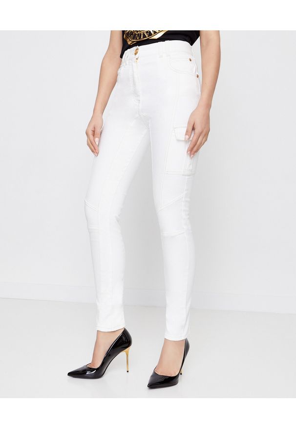 Balmain - BALMAIN - Białe spodnie z wysokim stanem. Stan: podwyższony. Kolor: biały. Wzór: aplikacja. Styl: klasyczny, elegancki