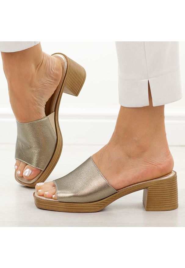 Złote skórzane klapki damskie na obcasie M.Daszyński 2598-4. Okazja: na co dzień. Kolor: złoty. Materiał: skóra. Sezon: wiosna, lato. Obcas: na obcasie. Styl: casual, elegancki, klasyczny, wizytowy. Wysokość obcasa: średni