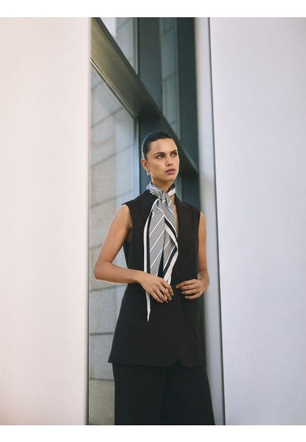 Reserved - Kamizelka z dodatkiem wiskozy - ciemnobrązowy. Kolor: brązowy. Materiał: wiskoza. Długość: długie