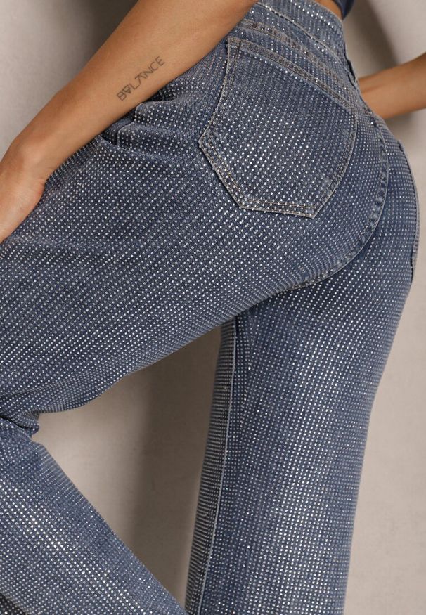 Renee - Niebieskie Jeansy Szerokie z Wiskozą i Bawełną High Waist Ozdobione Cyrkoniami Ellione. Okazja: na co dzień. Stan: podwyższony. Kolor: niebieski. Wzór: aplikacja. Styl: casual