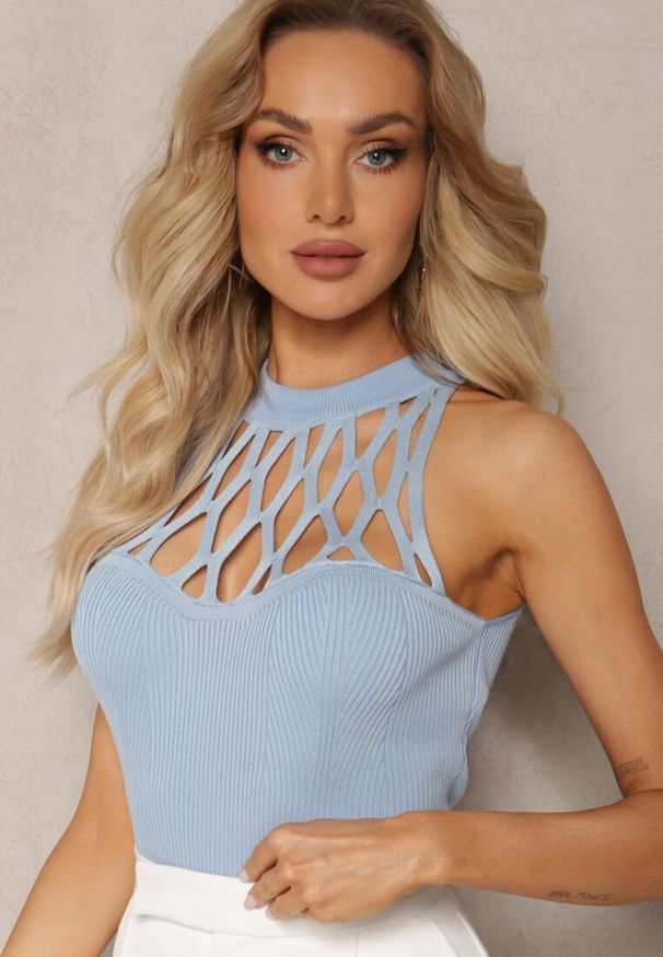 Renee - Niebieski Prążkowany Top z Ażurową Wstawką przy Dekolcie Isabelly. Kolor: niebieski. Materiał: prążkowany. Wzór: ażurowy. Sezon: lato