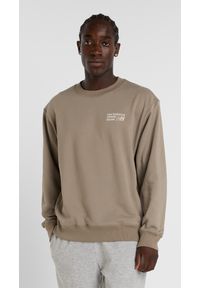 Bluza męska New Balance MT41547DOK – beżowa. Kolor: beżowy. Materiał: tkanina, bawełna, dresówka. Wzór: napisy #2