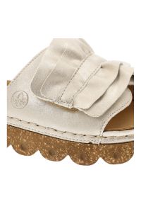 Klapki damskie Rieker, na platformie z eko skóry z wygodnymi wkładkami i ozdobnymi falbanami, beżowe, V8763-60. Kolor: beżowy. Materiał: skóra. Wzór: aplikacja. Sezon: lato. Obcas: na platformie. Styl: elegancki #3