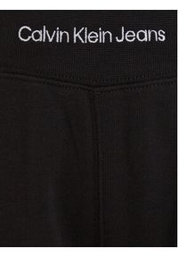 Calvin Klein Jeans Spodnie dresowe Intrasia Logo IB0IB02081 Czarny Regular Fit. Kolor: czarny. Materiał: bawełna