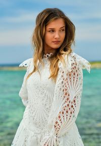 Renee - Biała Rozkloszowana Sukienka Mini z Koronki Delores. Kolor: biały. Materiał: koronka. Wzór: koronka. Długość: mini #7