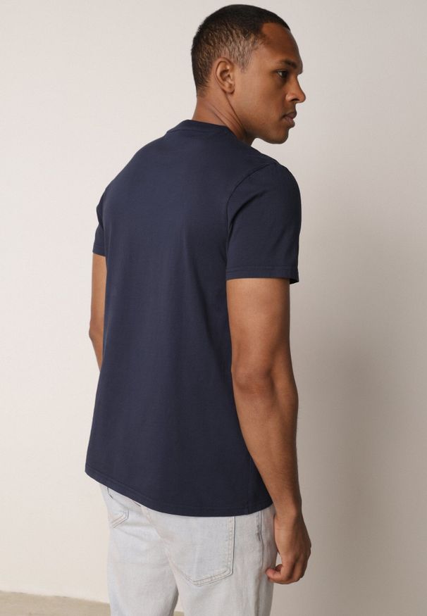 Born2be - Granatowa Gładka Koszulka T-shirt z Bawełny o Prostym Kroju Sarusa. Okazja: na co dzień, na randkę. Kolor: niebieski. Materiał: bawełna. Wzór: gładki. Styl: klasyczny, casual