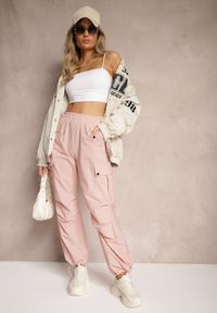 Renee - Różowe Spodnie Cargo High Waist z Ozdobnymi Kieszeniami Leriora. Okazja: na co dzień. Stan: podwyższony. Kolor: różowy. Styl: elegancki, casual #3