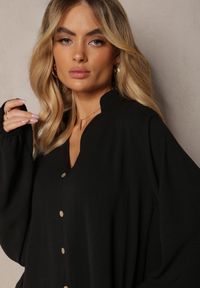 Renee - Czarna Pudełkowa Sukienka Oversize Ozdobiona Guziczkami Eudoratte. Okazja: na co dzień. Typ kołnierza: dekolt w kształcie V. Kolor: czarny. Wzór: aplikacja. Typ sukienki: oversize. Styl: elegancki, casual #4